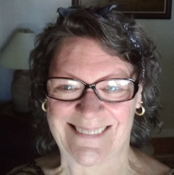 Poshmark profile picture for @emeralds
